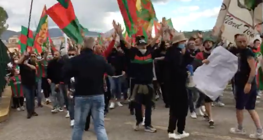 Tifosi in coro al Liberati!VIDEO