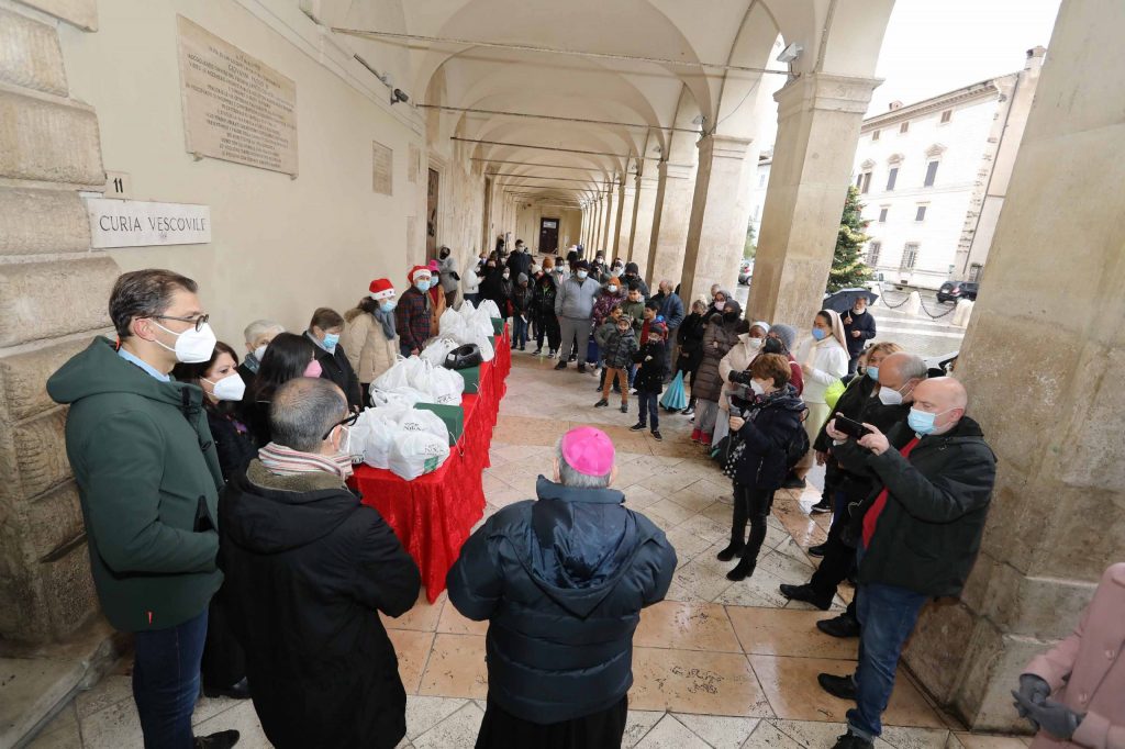 Pranzo da asporto per i poveri della Diocesi offerto da “Terni col cuore”