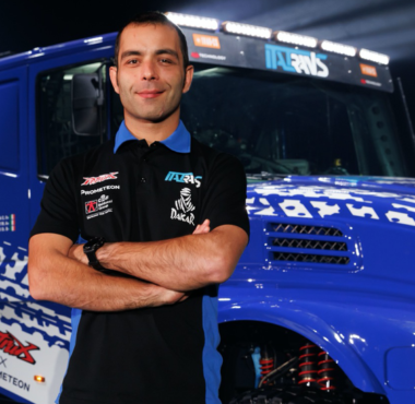 Danilo Petrucci con il Truck sullo sfondo con cui parteciperà alla Dakar