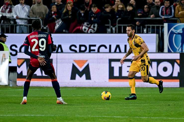 Hakan Calhanoglu in campo con la maglia dell'Inter - Foto Lapresse - Ilpallonegonfiato