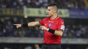 L'arbitro fischia un fallo - Foto Lapresse - Ternanatime.com