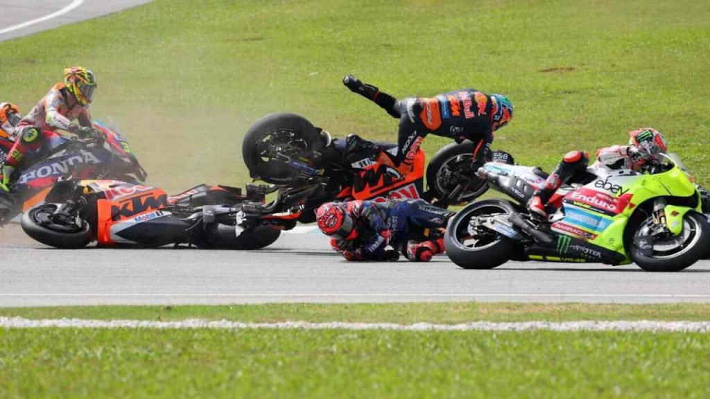 Caduta terribile: brutta botta per il motociclista | Mondo dei motori in ansia