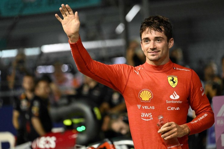 Charles Leclerc rompe la tuta