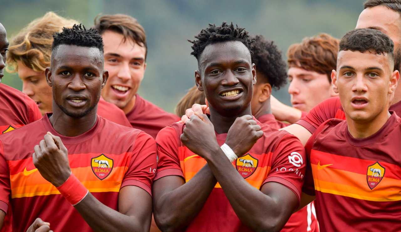 La Roma Primavera festeggia un gol
