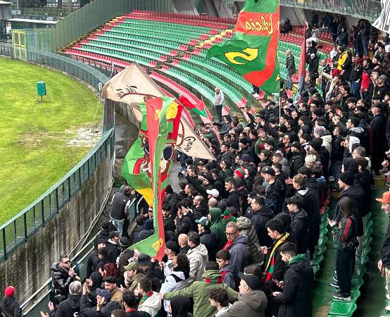 TERNANA, IL SALUTO DEI TIFOSI ROSSOVERDI PRIMA DELLA SEDUTA DI RIFINITURA-VIDEO