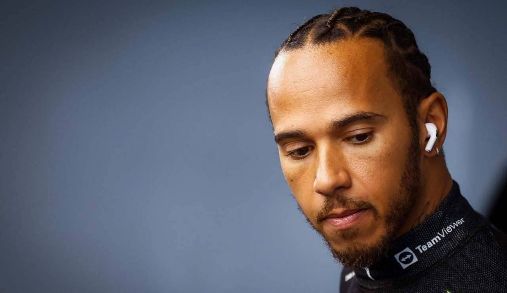 Questa macchina è peggio della Mercedes: Hamilton-Ferrari, è già crisi | “Non è un grande passo avanti”