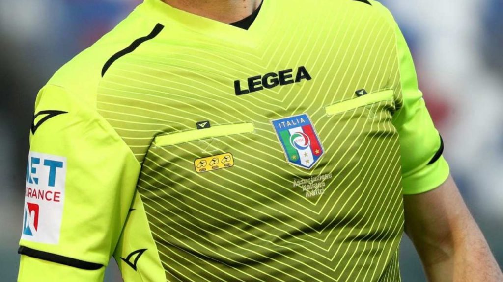 Follia dei tifosi, sul campo è caduto di tutto: ”Colpito l’arbitro” | Società penalizzata