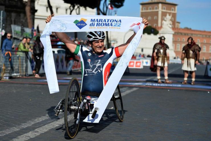 Alex Zanardi vince una gara di handbike