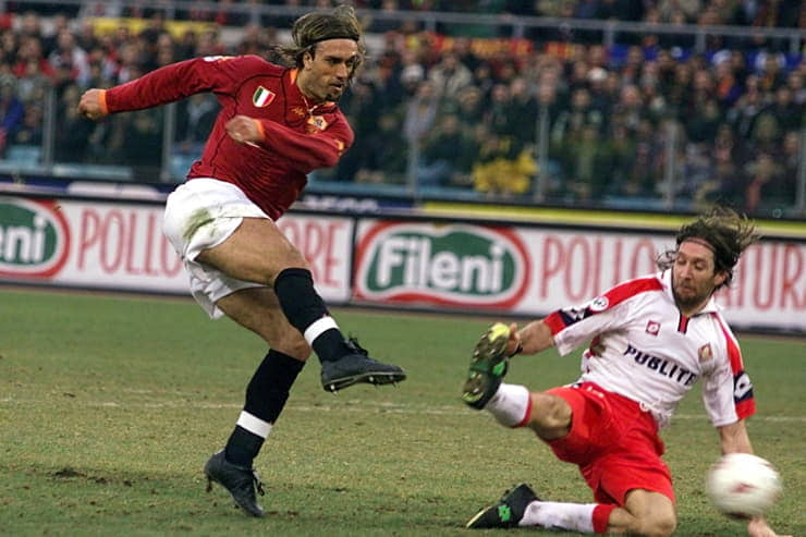 Gabriel Batistuta in campo con la maglia della Roma - Foto Lapresse - Ternanatime.com