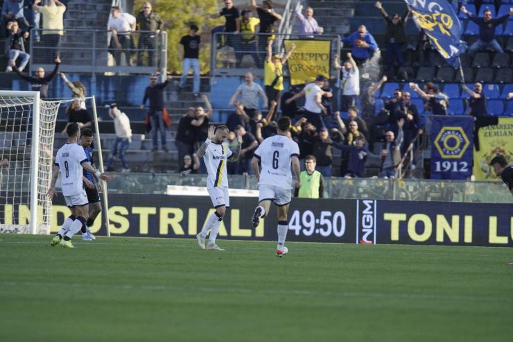 Il Modena festeggia un gol