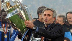Mourinho con la Champions vinta alla guida dell'Inter